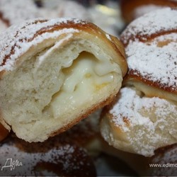 Круассаны с кремом патисьер (Patissiere). Ингредиенты: сахарная пудра ванильная, яйца куриные, тесто слоеное дрожжевое