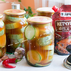 Маринованные кабачки с кетчупом Чили Торчин на зиму - пошаговый рецепт в литровые банки
