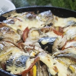 Скумбрия,запеченная с помидорами и лимоном