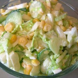 Лёгкий салат с капустой, огурцами и кукурузой
