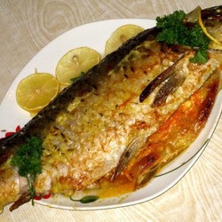 Карп запеченный в духовке с лимоном и овощами 