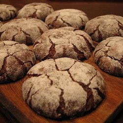 Шоколадное печенье с кракелюрами