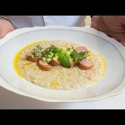 Овсяная каша с сосисками. Вкусный завтрак. Блюдо из сосисок.