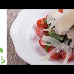 Салат из листьев рукколы, черри и куриной грудинки-гриль || iCOOKGOOD on FOOD TV || Салаты