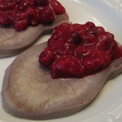 Отварной язык под соусом из клюквы и хрена