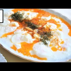 Закуска из яиц по-Турецки. Яйца в йогуртно-чесночном соусе. Готовит турчанка/Cilbir nasil yapilir