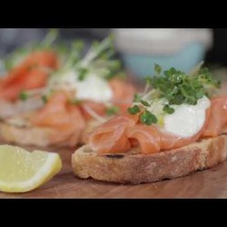 Кростини с лососем и хреном от Джейми Оливера