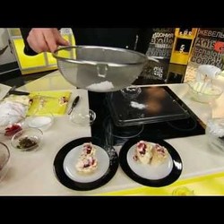 Меренговый рулет с клубникой