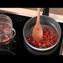 Томатный суп с морепродуктами и шафраном