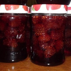 Девочки варим клубничное варенье. Girls cook strawberry jam