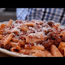 Ригатони в томатно-винном соусе от Папа Хью