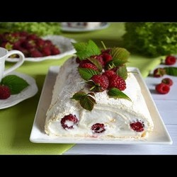 Меренговый рулет с малиной