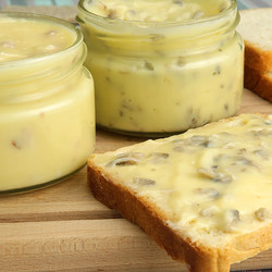 Плавленый сыр из творога с беконом и грибами за 20 минут