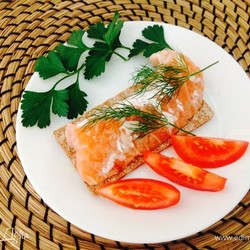 Малосольные брюшки семги. Ингредиенты: семга свежая, соль крупного помола, сахар