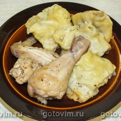 Курица, тушенная с луковыми рулетиками