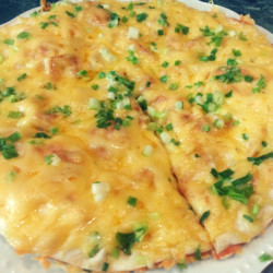 Лаваш с яйцом, сыром и зеленью на сковороде