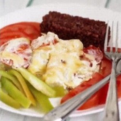 филе трески, запеченное с помидором