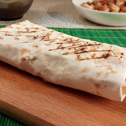 Шаверма с курицей, сыром и солеными огурцами в лаваше