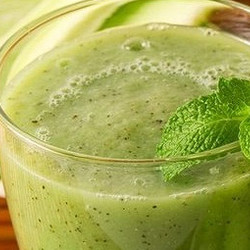 Смузи из киви, клубники и банана