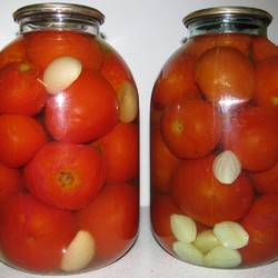 Помидоры с луком и лимонной кислотой.