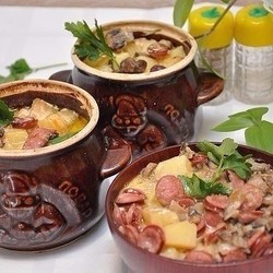 Охотничьи колбаски с картофелем в горшочках.