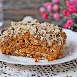 Торт без выпечки с вареной сгущенкой и орехами