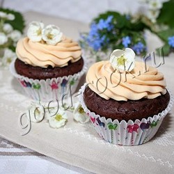 Шоколадные капкейки с карамельно-банановой начинкой