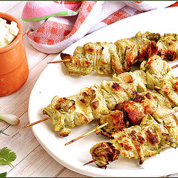 Угощение по-английски: шашлычки из куриных грудок на гриле и салат из зеленой фасоли