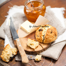 Сконы из муки киноа с изюмом