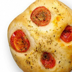 Фокачча с томатами, маслинами и сыром