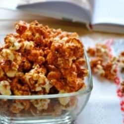 Сладкий попкорн (с карамелью) в домашних условиях – рецепт