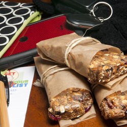 Энергетический батончик с клюквой и орехами