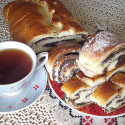 Дрожжевой рулет с маком и повидлом