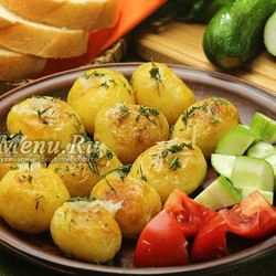 Молодая картошка с укропом и чесноком на сковороде