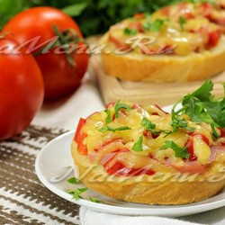 Горячие бутерброды с колбасой и сыром и помидорами в духовке