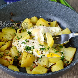Жареная картошка с яйцом на сковороде