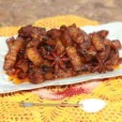 Жареная свиная грудинка по-красному