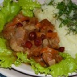 Баранина тушеная с портвейном и клюквенным соусом (в мультиварке)