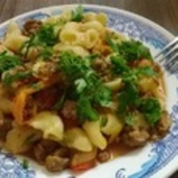 Макароны по-флотски под томатным соусом