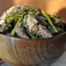 Тушеная баранина с чесночными стрелками по-ошски