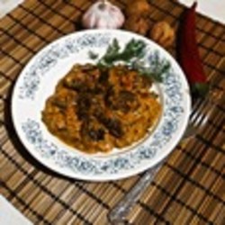 Тушеная говядина в орехово-сливочном соусе