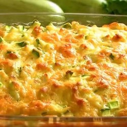 Легкая, воздушная королевская запеканка из кабачков — отличная идея для легкого ужина или перекуса. Обалденный летний рецепт!