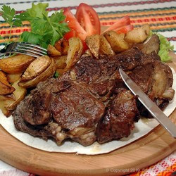 Антрекот из говядины жареный большим куском на сливочном масле