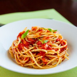 Спагетти с соусом из помидоров