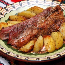 Свиные ребра в духовке запеченные с картофелем