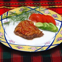Отбивная из говядины в соусе из лука и помидорами
