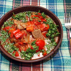 1_Рагу из говядины с сладким и острым перцем, томатами и кинзой