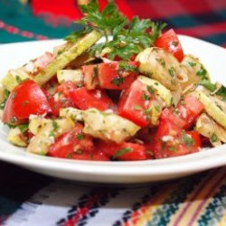 Кабачок с помидором, чесноком и петрушкой