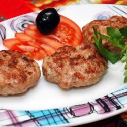 Кюфте — котлета из свиного фарша со специями на гриле