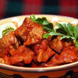 Говядина в соусе из томатов с овощами и специями